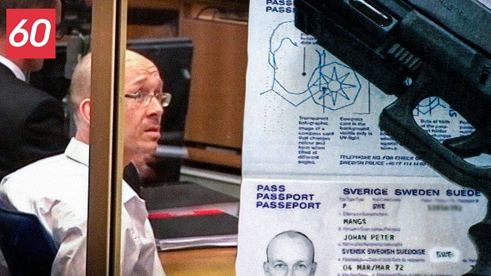 Till vänster seriemördaren Peter Mangs i en rättegångssal, till vänster en bild på hans pass och en pistol ur polisens förundersökning.