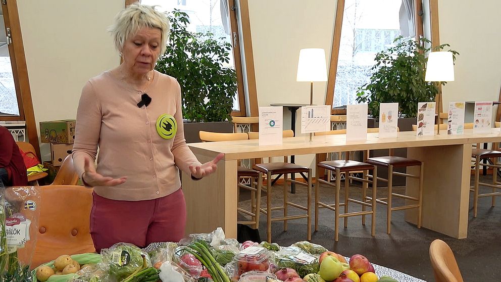 Naturskyddsföreningen i Luleås ordförande Lotta Lindgren står framför ett bord med frukt och grönsaker.