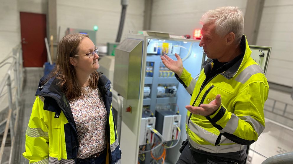 Carina Axelsson och Christian Toräng diskuterar optisk färgsortering på återvinningscentralen i Ljungby