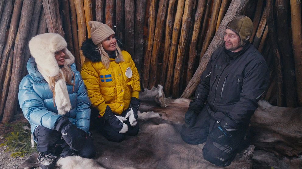 Hannah och Magdalena Graaf tillsammans med renskötaren Daniel Persson i den nya TV-serien ”Typiskt samer”.