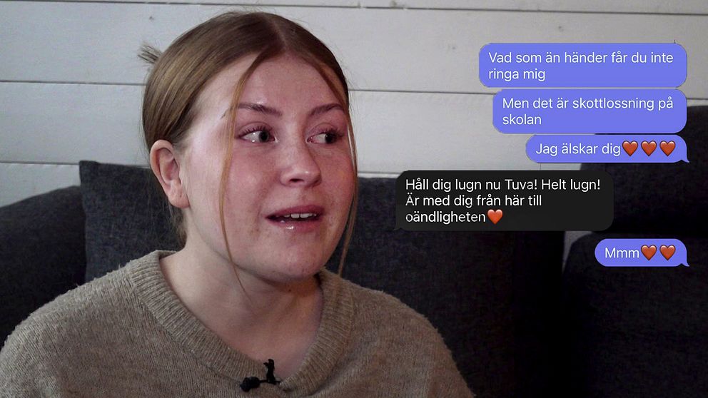 En person med ryggen mot en ljus trävägg, Tuva som berättar om hur hon blev inrymd i ett klassrum under skolskjutningen i Örebro, till höger i bilden visas en infälld chattkonversation.
