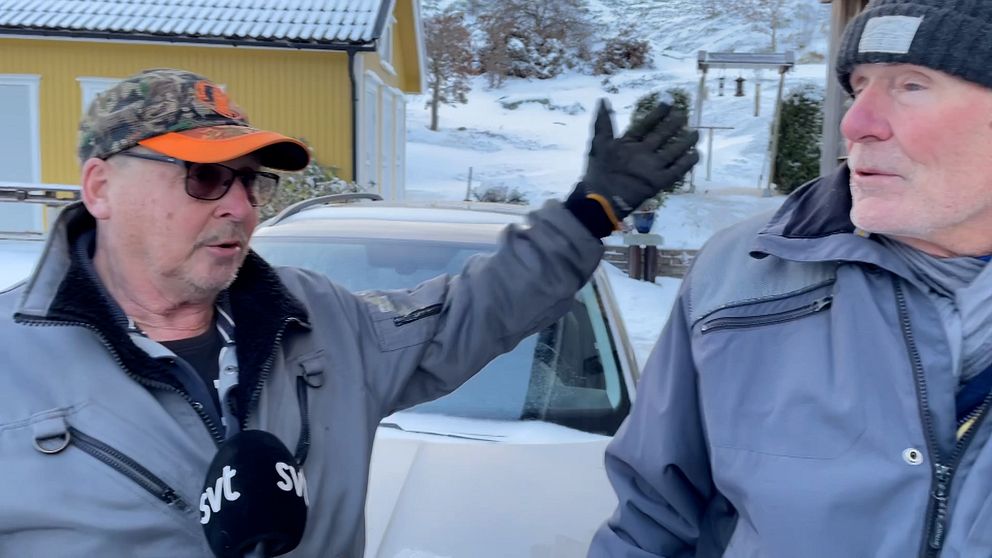 Jan Hermansson och Göte Andersson som är grannar till tågolyckan utanför Uddevalla står och pratar