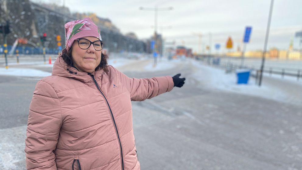 Eva Rosman visar var nya bussterminalen ska ligga