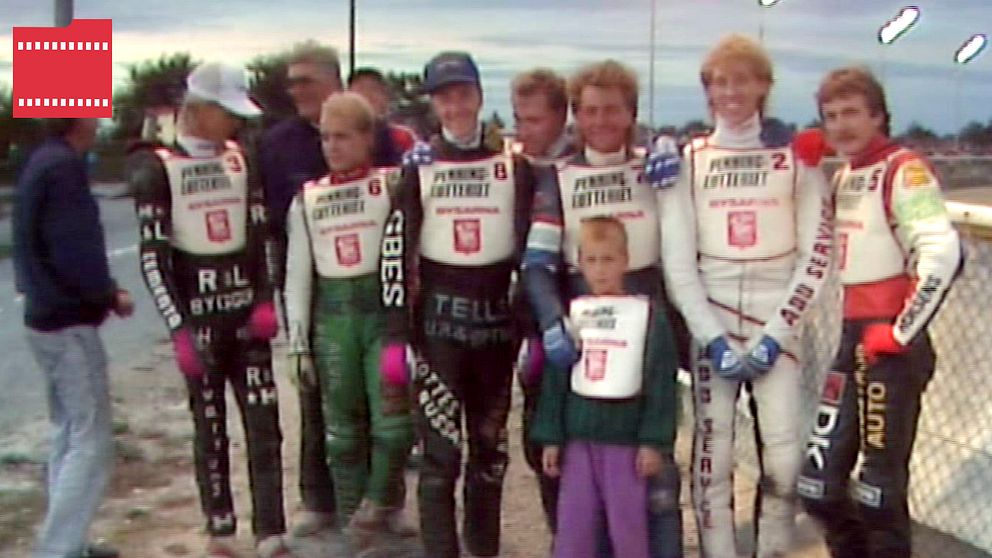 Flera speedwayförare från Bysarnas lag 1988 står uppställda för en gruppbild.