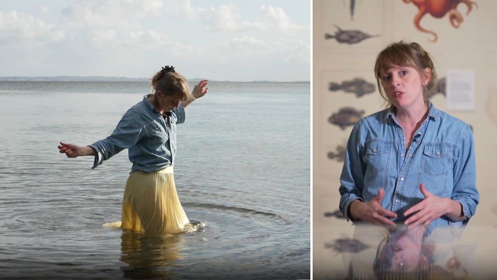 En delad bild med två sektioner. Den vänstra sektionen visar en person som går i grunt vatten vid havet, klädd i en blå skjorta och en gul kjol, med armen utsträckt. Den högra sektionen visar samma person stående inomhus vid ett bord, omgiven av bilder av olika fiskslag på väggen.