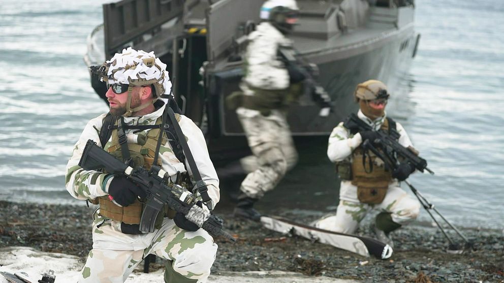 soldater klädda i vita militäruniformer