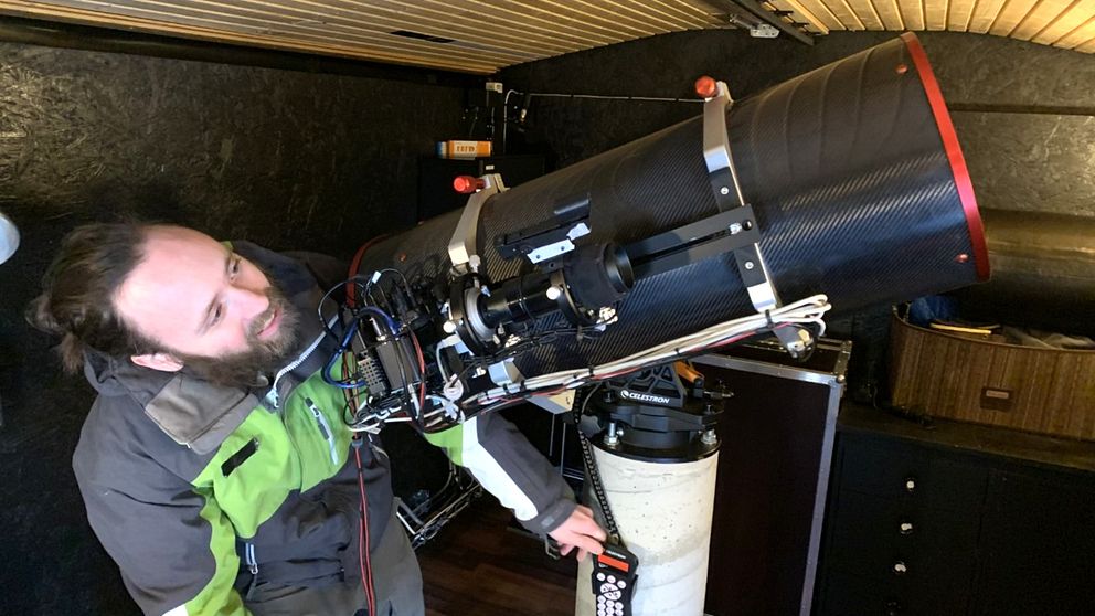 Martin Svensson från Onsala har länge fascinerats av rymden. Till sin hjälp har han ett tiotums spegel-teleskop.
