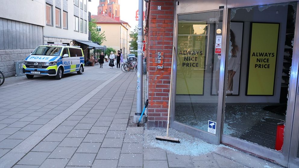 Krossat glas och polisbil