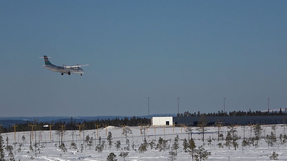 Flygplan på väg att landa på flygplatsen i Sälen
