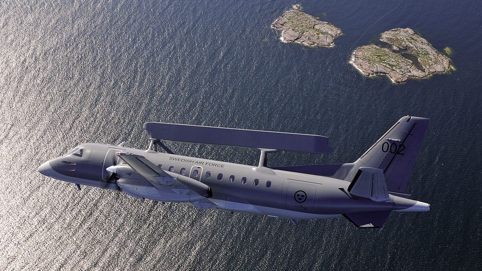 Ett övervakningsflygplan flyger över en skärgård med två små öar i havet.