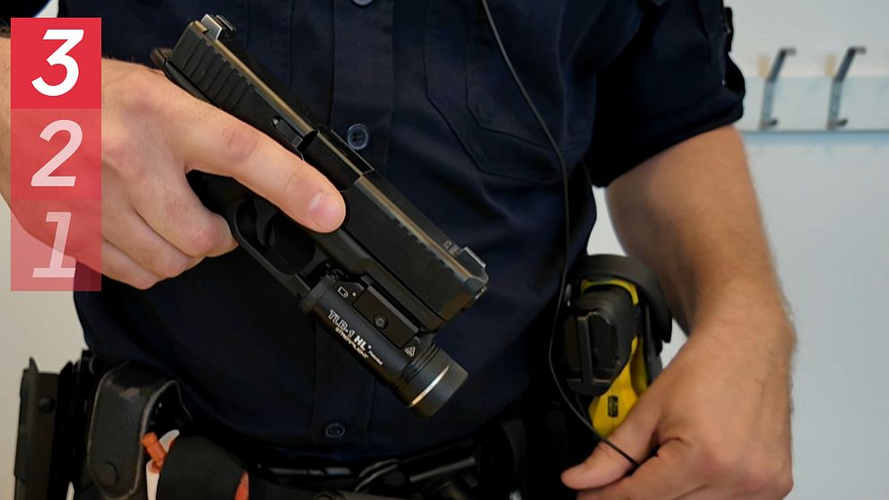 En polis håller en pistol