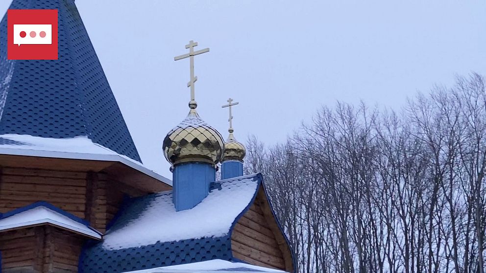 Rysk-ortodoxa kyrkan blå torn i vinterskrud.