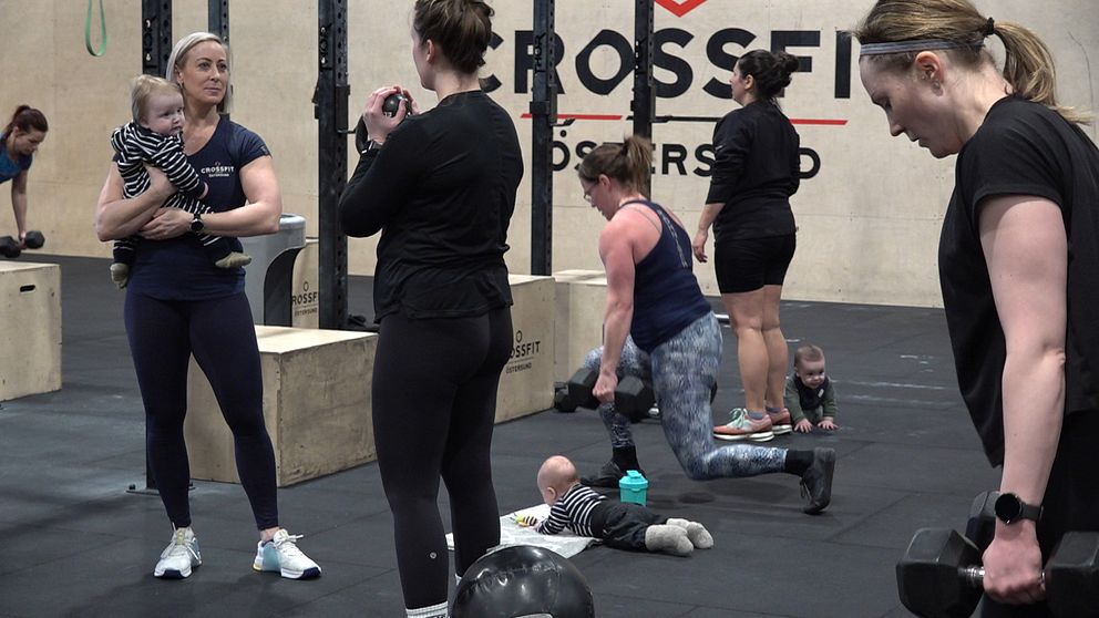 Flera mammor som tränar i crossfit box