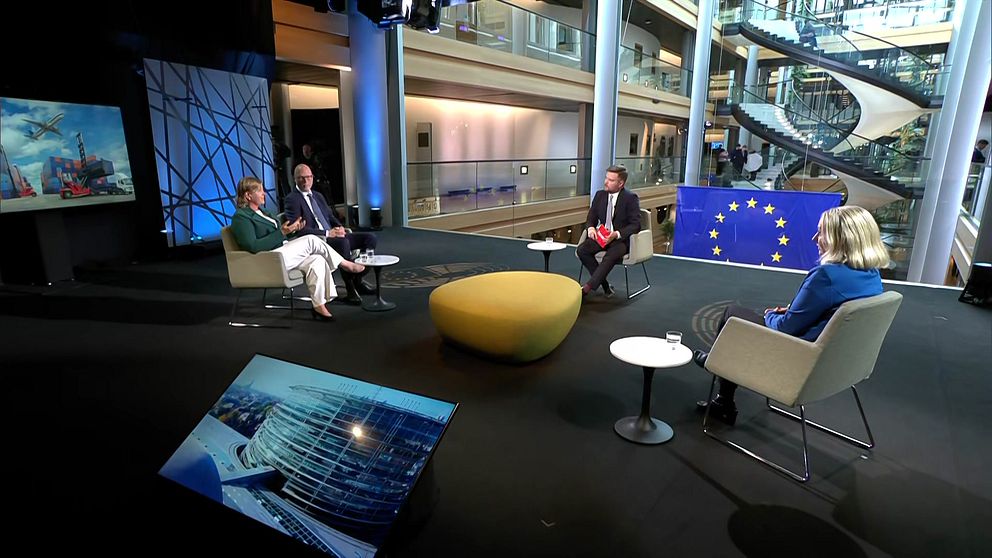 Jörgen Warborn (M/EPP), Karin Karlsbro (L/RE) och Hanna Gedin (V/GUE/NGL) diskuterar hur EU ska klara konkurrensen med Niklas Svensson, SVT.