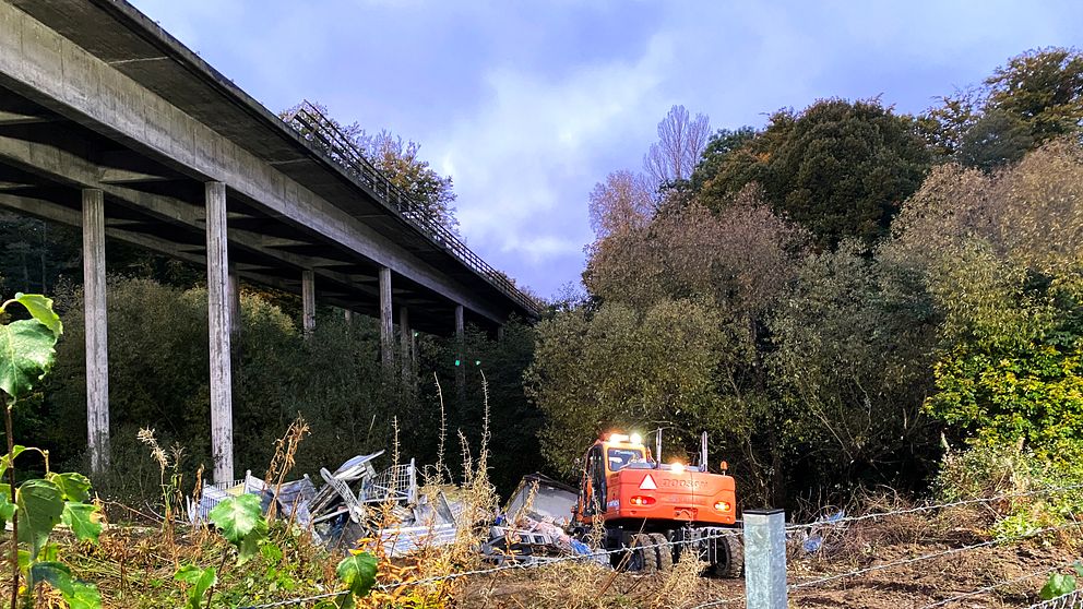 Skadade motorvägsbron vid trafikplats Karlshamn där en lastbil kört av E22.