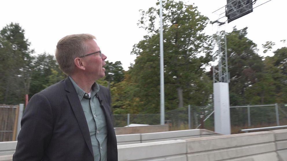 Utredaren på Transportstyrelsen tittar upp på de nya broavgiftskamerorna på nya Skurubron.