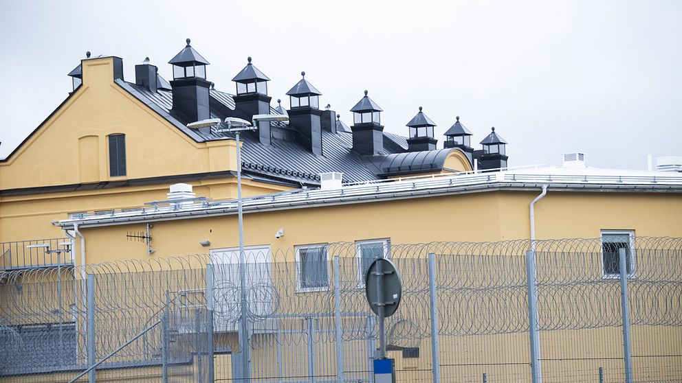 En gul byggnad med flera skorstenar.