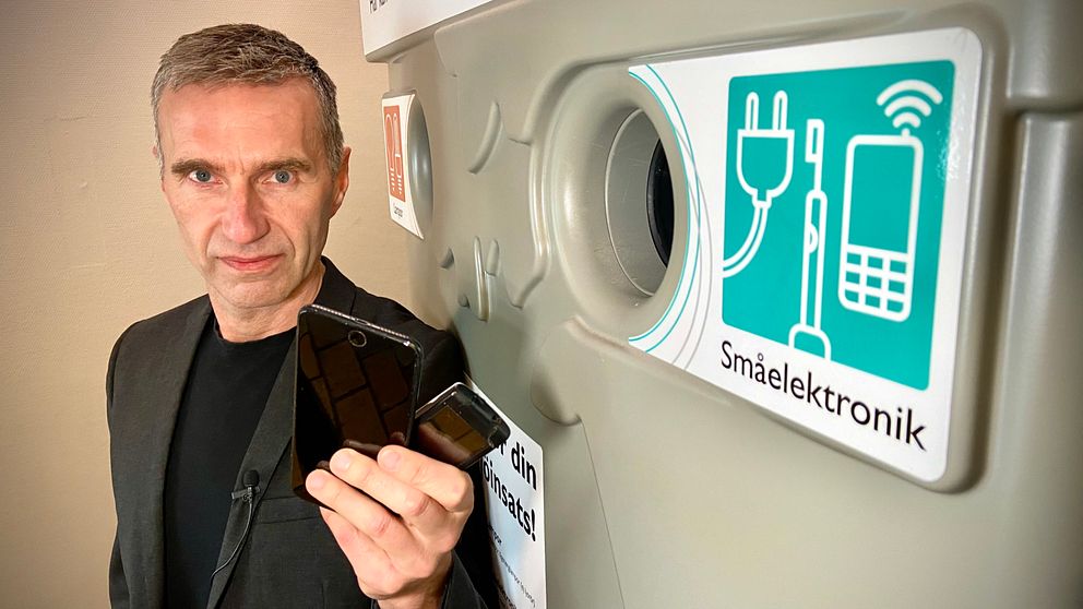 En man med mobiltelefoner vid en sk. Samlare – en behållare för småelektronik.