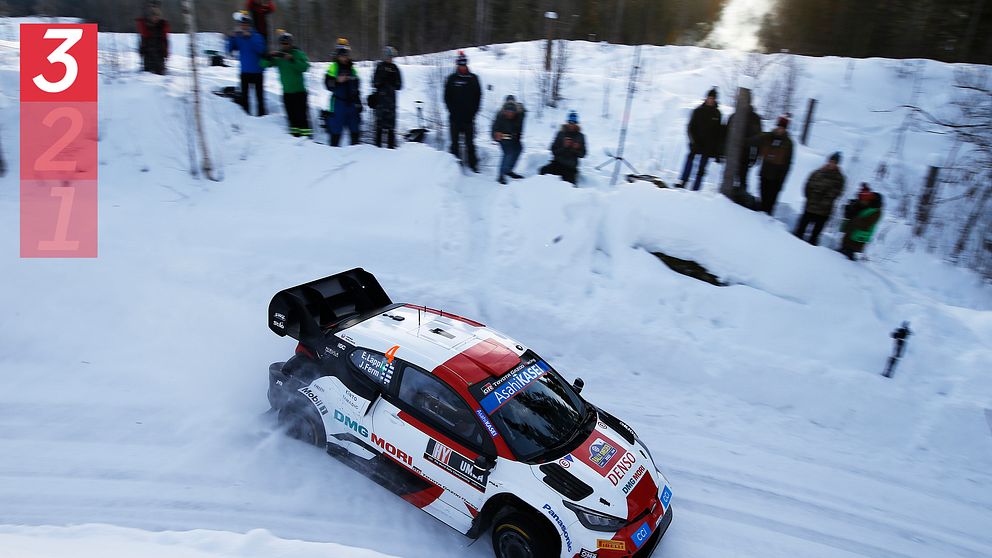 En rallybil i vintermiljö i Umeå.