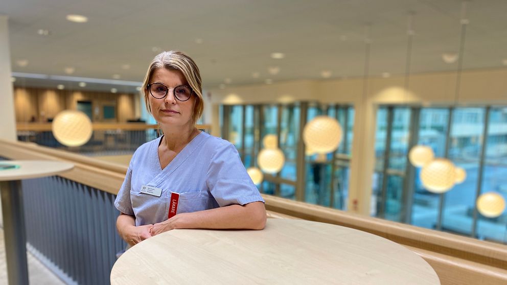 Överläkaren Marie Engman vid ett bord i foajén på Nyköpings lasarett.