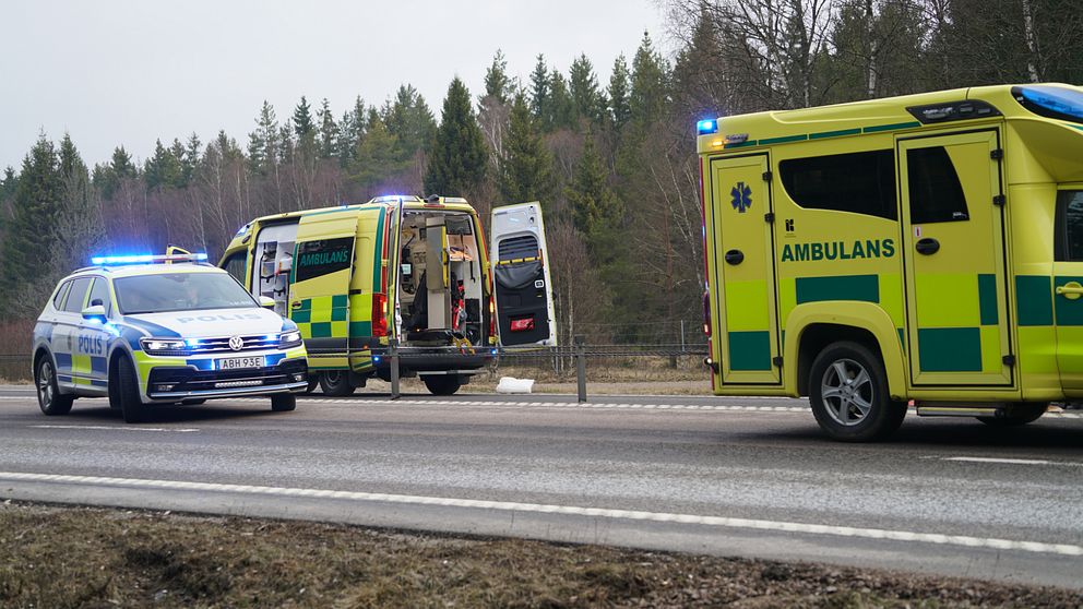 Polisbil och två ambulanser på väg