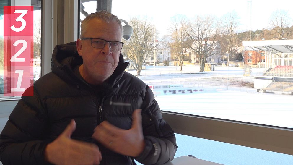 Förbundskapten för Sverige Janne Andersson sitter på Örjans Vall i Halmstad