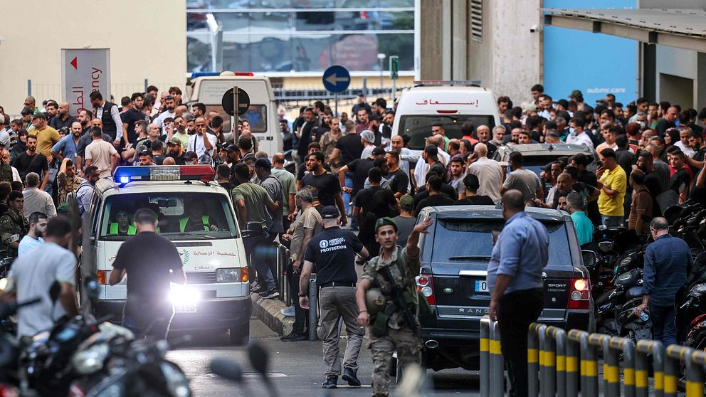 Folla intorno alle ambulanze a Beirut dove sarebbero esplosi i cercapersone.