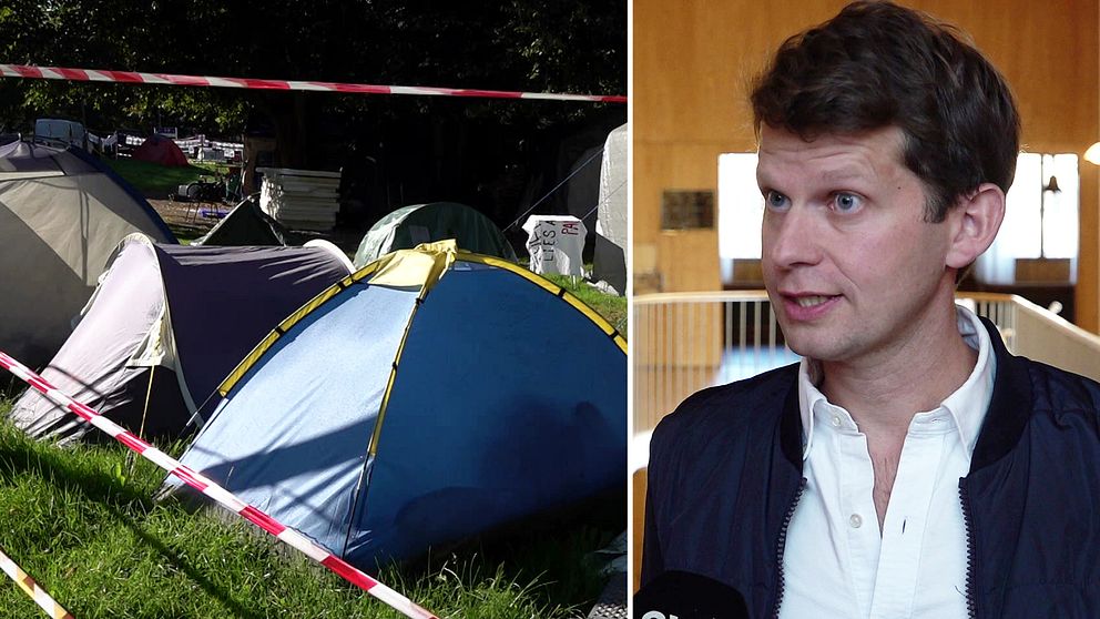 En delad bild med två sektioner. Den vänstra sektionen visar flera tält som står på grön gräsmark, avskilt med röd-vita avspärrningsband. Den högra sektionen visar en person i en inomhusmiljö, klädd i en jacka och kavaj, som pratar in i en mikrofon.