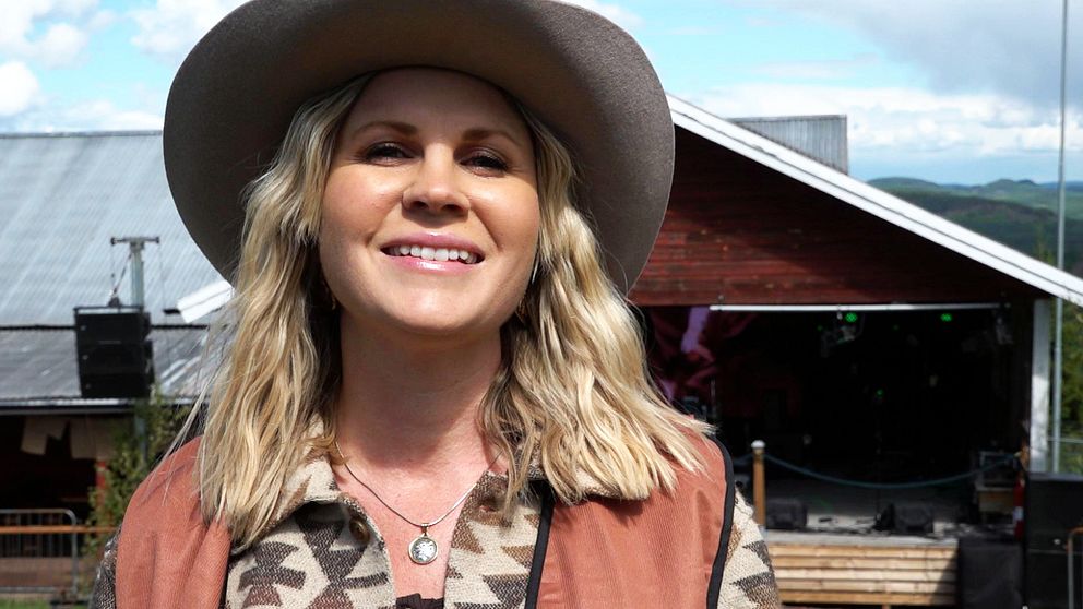 Kvinna i hatt och blondt hår