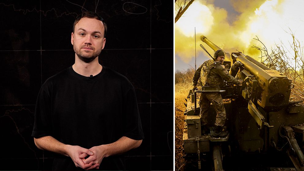 En person i svart tröja står framför en mörk bakgrund med oskarpa linjer. Till höger syns en soldat i militaryuniform som är i färd med att avfyra en stor artillerikanon i en skogsbevuxen miljö med rök och damm som sprids i luften.