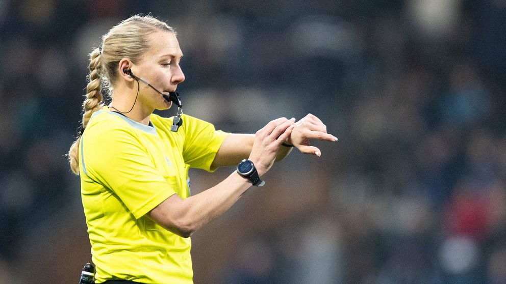 Fotbollsdomaren Tess Olofsson.