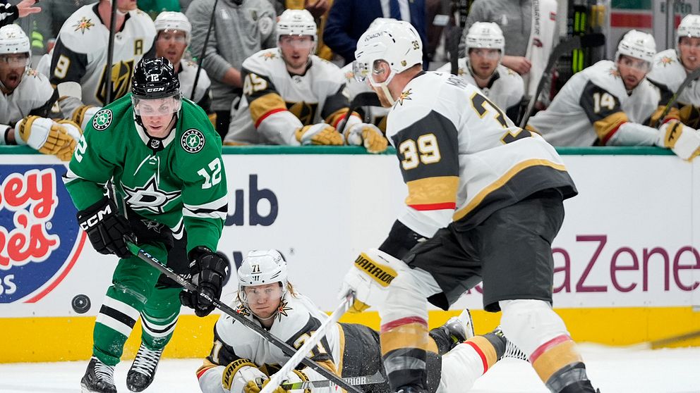 Dallas Radek Faksa i grönt tar sig fram i andra perioden. Vegas Golden Knights Anthony Mantha (39) och den liggande William Karlsson kan bara se på.