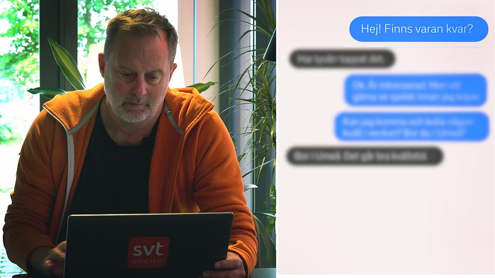 En person sitter framför en bärbar dator och kommunicerar via meddelanden på skärmen. Bakgrunden består av stora fönster med grönskande växter utanför. Textmeddelandena handlar om en fråga rörande tillgänglighet av en vara.