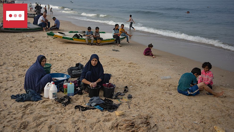 Palestinska kvinnor tvättar kläder i havsvatten i Deir al-Balah på Gazaremsan. Bild från november i fjol.