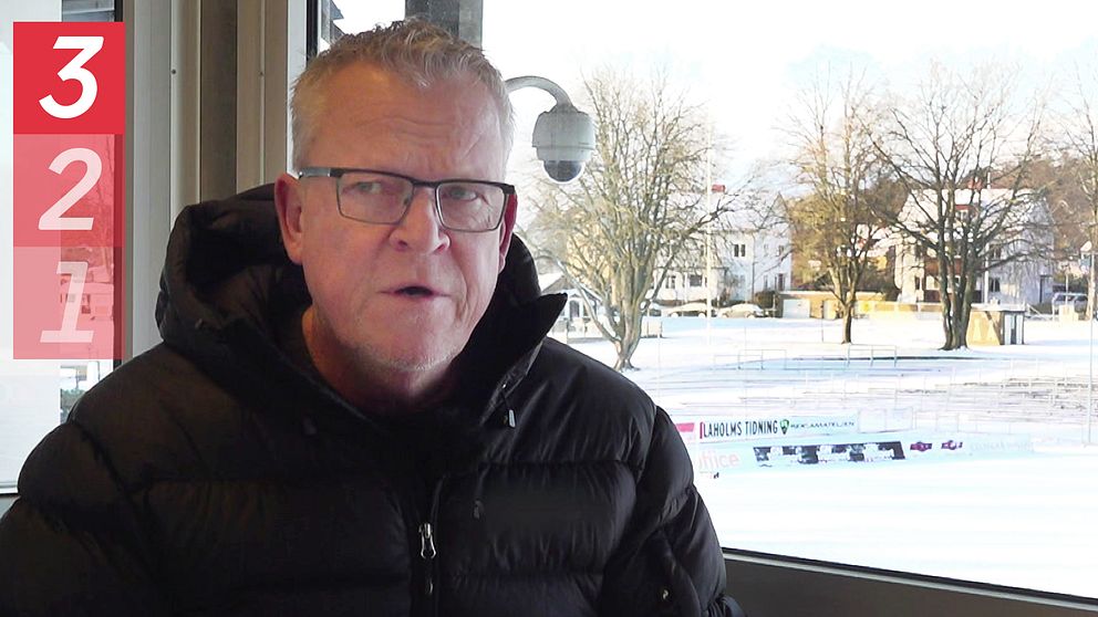 Förbundskapten för Sverige Janne Andersson sitter på Örjans Vall i Halmstad