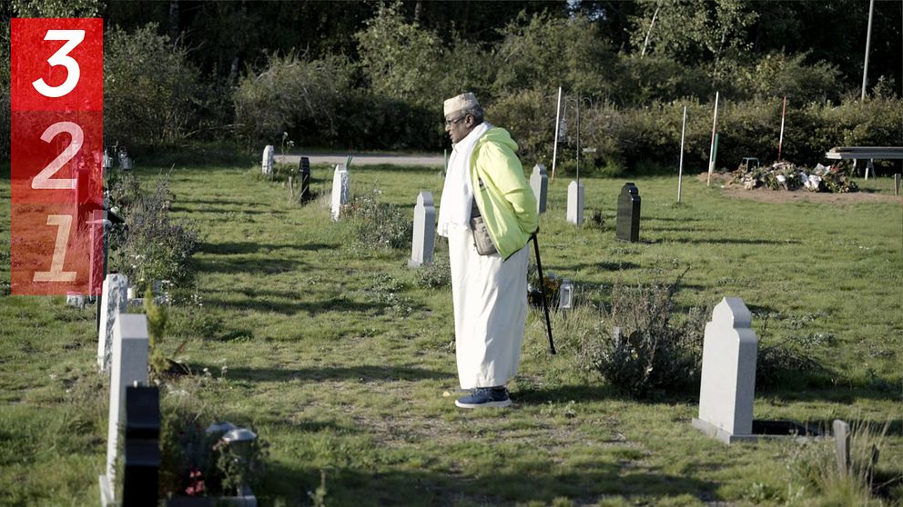 Man vid gravstenar på muslimsk kyrkogård.