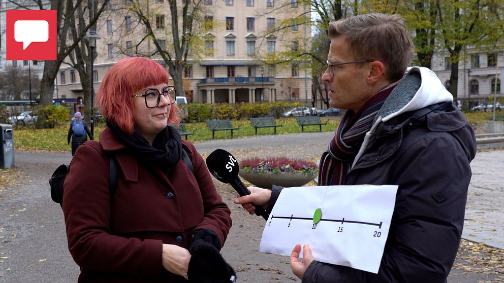 Reporter intervjuar kvinna.