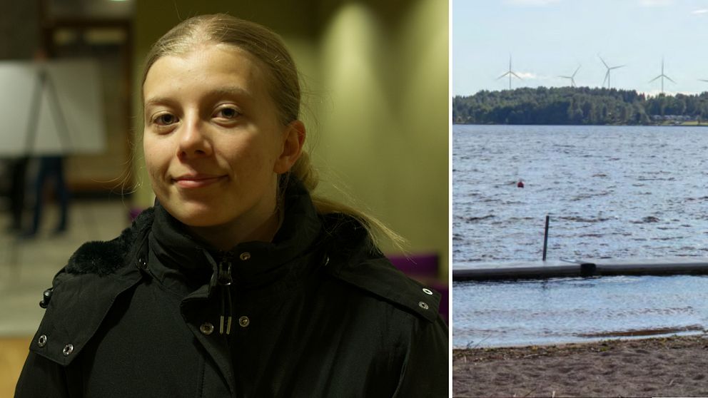 En person i en svart jacka står inomhus, med en suddig bakgrund. Till höger visas en vacker sjöutsikt med en sandstrand, svaga vågor och träd i bakgrunden. I fjärran finns vindkraftverk som snurrar mot en klar himmel.