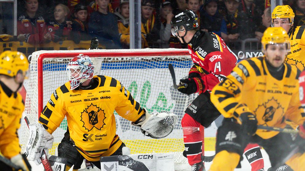 Luleås Jonas Berglund testar Skellefteås målvakt David Rautio under torsdagens ishockeymatch i SHL mellan Luleå HF och Skellefteå AIK i Coop Norrbotten Arena.