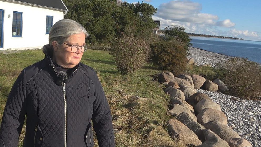 Viveka Byhr Lindén framför sitt hus