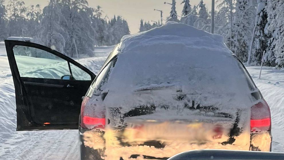 Den misstänkte mördarens bil där förardörren står på vid gavel.