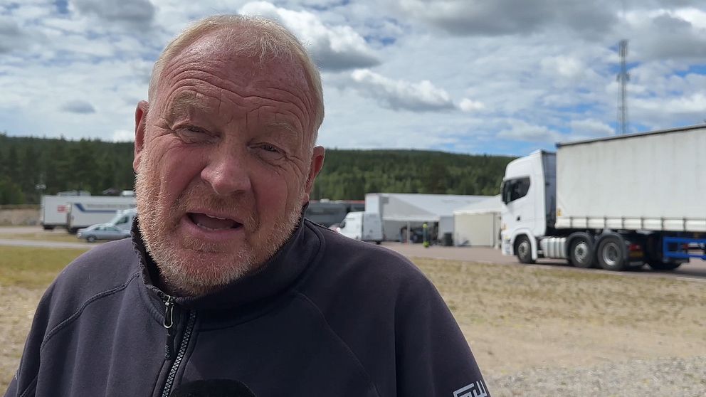 Tommy Kristoffersson står och pratar