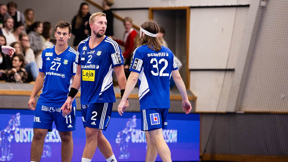 Handbollsspelare i Ystad deppar under matchen mot Hammarby.