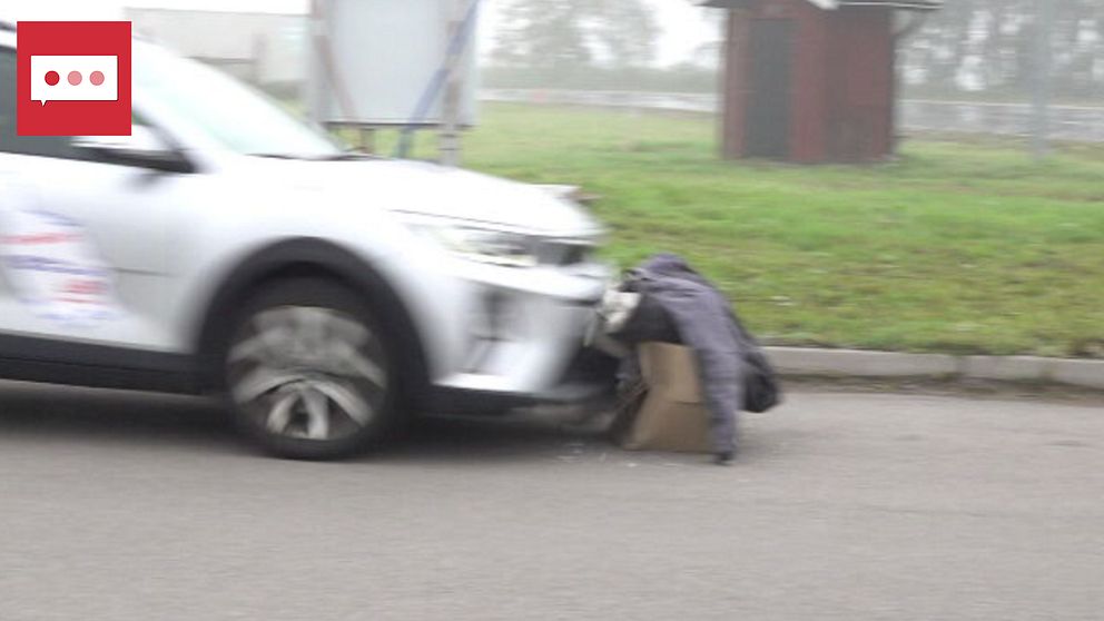En vit bil krockar med en docka