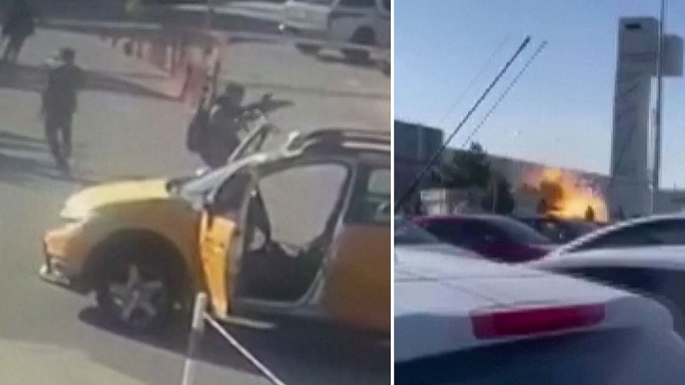 Bild som är uppdelad i två sektioner: Till vänster syns en öppen gul bil med en person som står bredvid med ett vapen, medan flera andra personer går i närheten. Till höger ses en explosion i bakgrunden, omgiven av parkerade bilar.