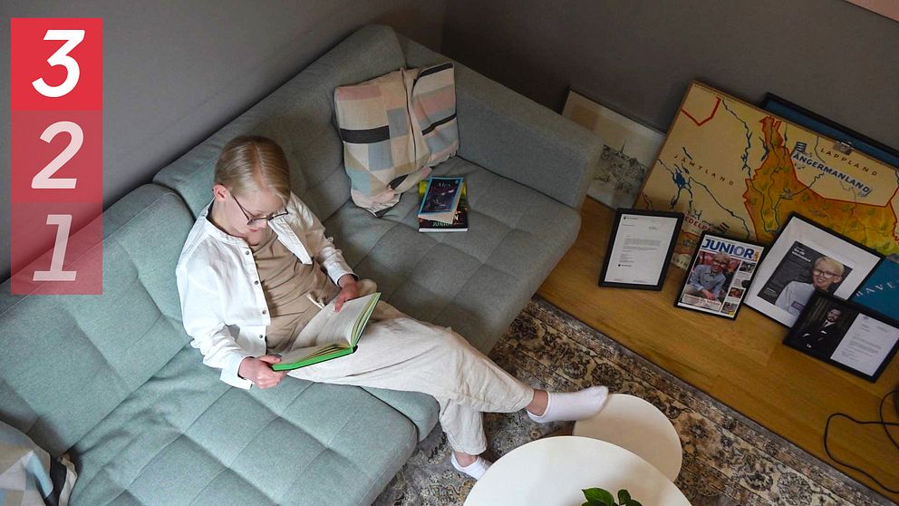 Carl Blomqvist läser en bok
