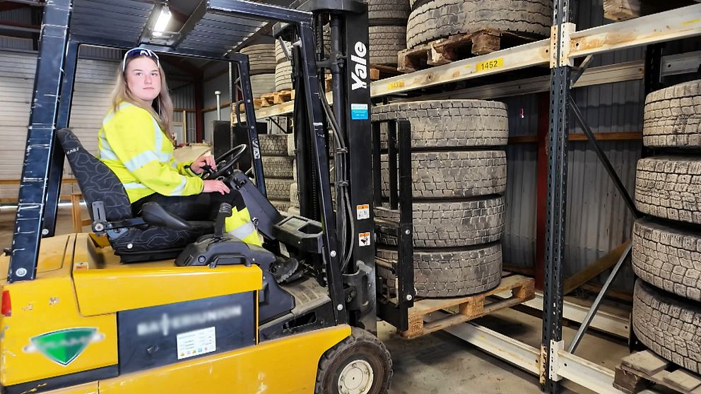 En tjej som kör en truck med hjul lastade