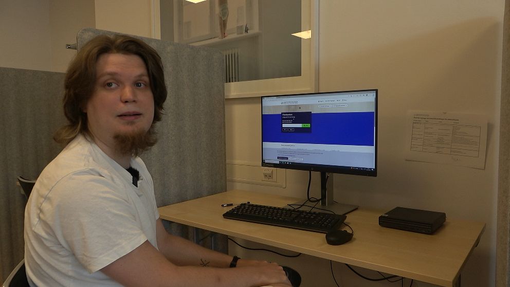 24-åriga Jesper sitter vid en jobbsökardator.