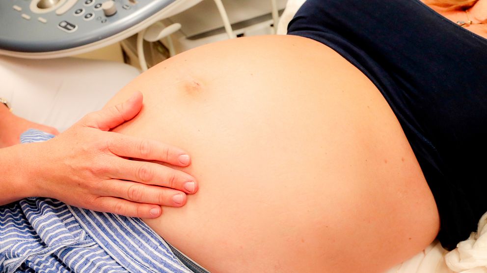 Gravid kvinna blir undersökt av barnmorska.