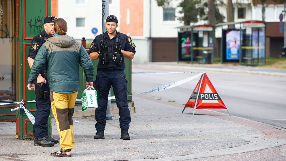 Bild utanför den pub i Sandviken där två personer sköts till döds.